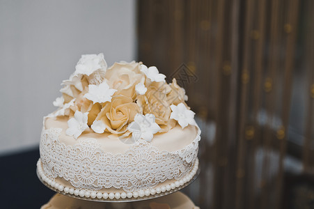鲜花蜜蜂奶油蛋糕6720的蜜蜂花装饰婚礼蛋糕图片