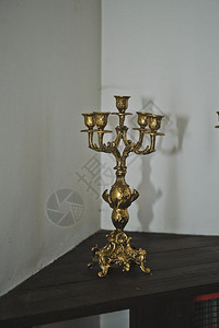 桌子上有金色的烛台5支026蜡烛的漂亮架图片