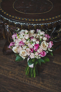新娘的结婚花束5784桌的玫瑰花束图片