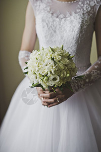 新娘拿着一束花白玫瑰放在新娘514的手中背景图片