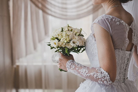新娘拿着一束花白玫瑰放在新娘5168手中图片