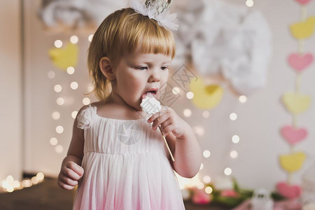 盛宴上拿糖果的孩子的画像一个孩子吃棒棒糖棒5393图片