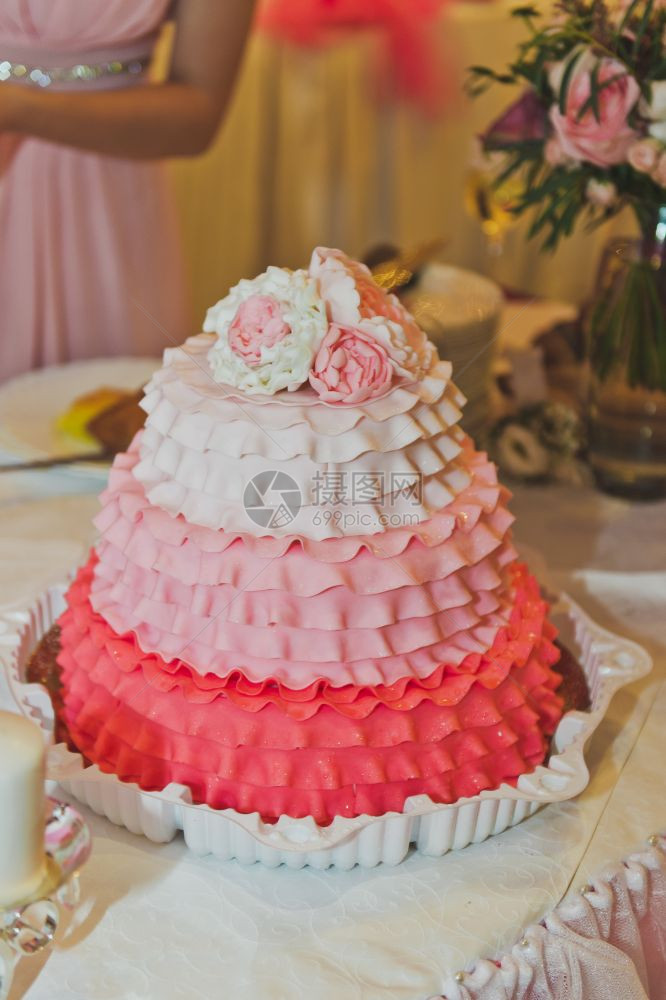 三个颜色的婚礼蛋糕一个大三层的婚礼蛋糕573图片