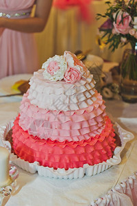 三个颜色的婚礼蛋糕一个大三层的婚礼蛋糕573图片