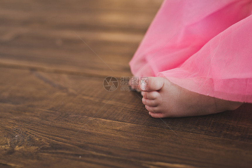 赤脚孩子从裙下面偷窥婴儿脚在木制地板上5380图片