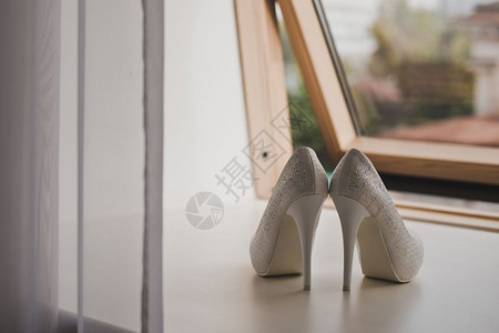 窗台上的白鞋漂亮白鞋5179背景图片