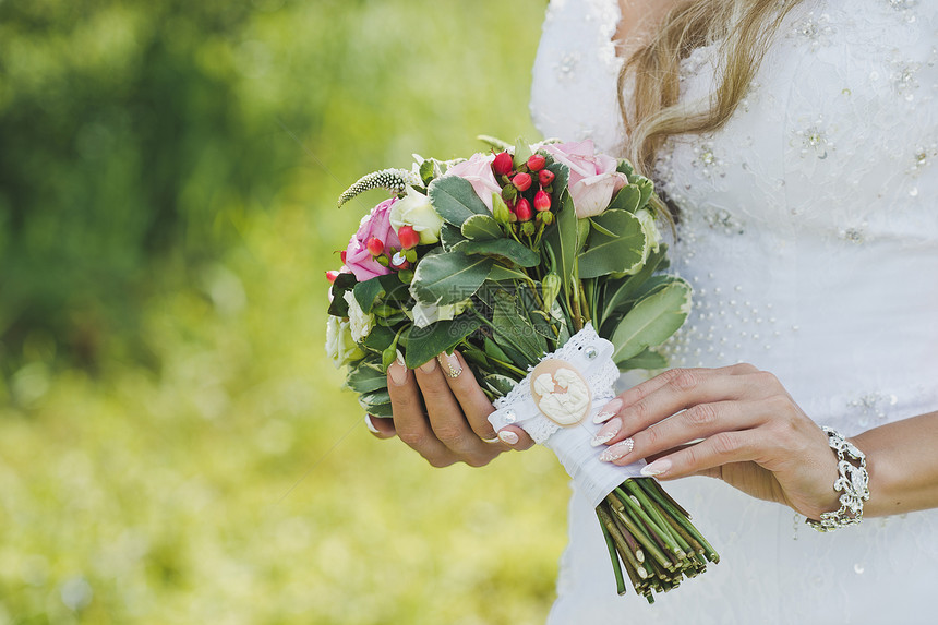 白玫瑰和粉红的花束交到新娘手中花束交到新娘5184手里图片