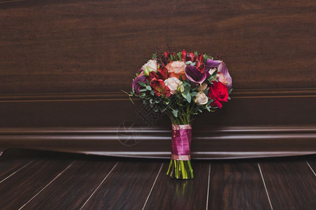 一束美丽的玫瑰花一束在地板上挂墙5930背景图片