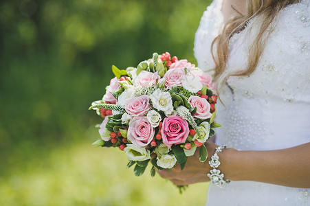 彩衣在新娘手中白玫瑰和粉红彩衣在新娘518手里背景