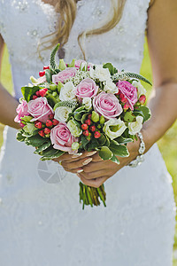彩衣在新娘的手中白玫瑰和粉红的花束在新娘手中5182图片