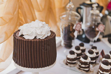 餐桌上的甜点棕色蛋糕5218日志图片