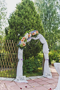 花园入口处的装饰布状拱门花园528配有花朵和布状拱门的装饰图片