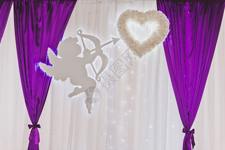 紫色在Banquet大厅的装饰中图片