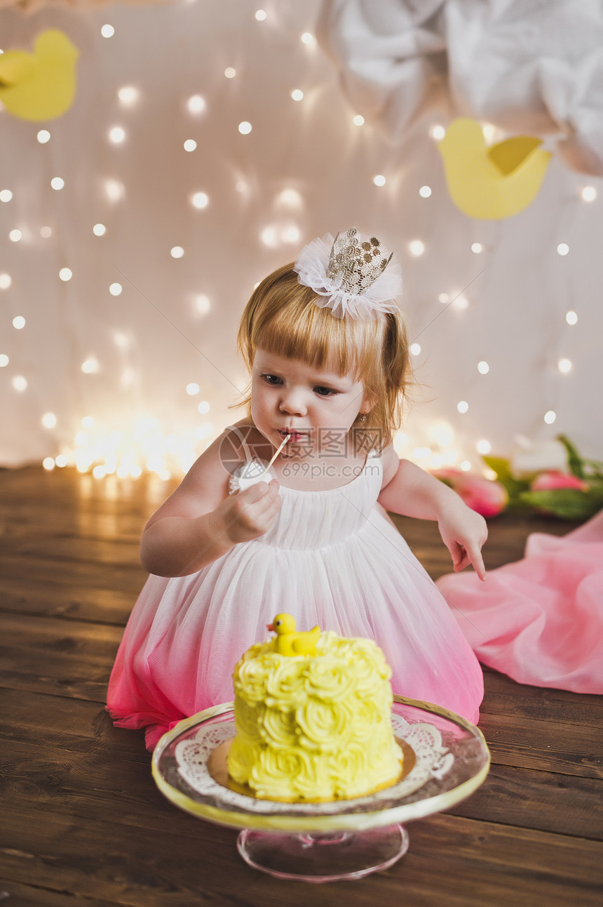 女孩一岁生日就吃蛋糕小宝5401蛋糕图片