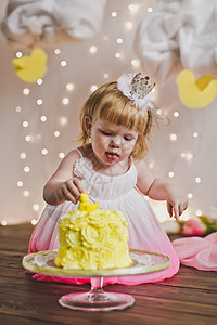 女孩一岁生日就吃蛋糕小宝5403蛋糕背景图片