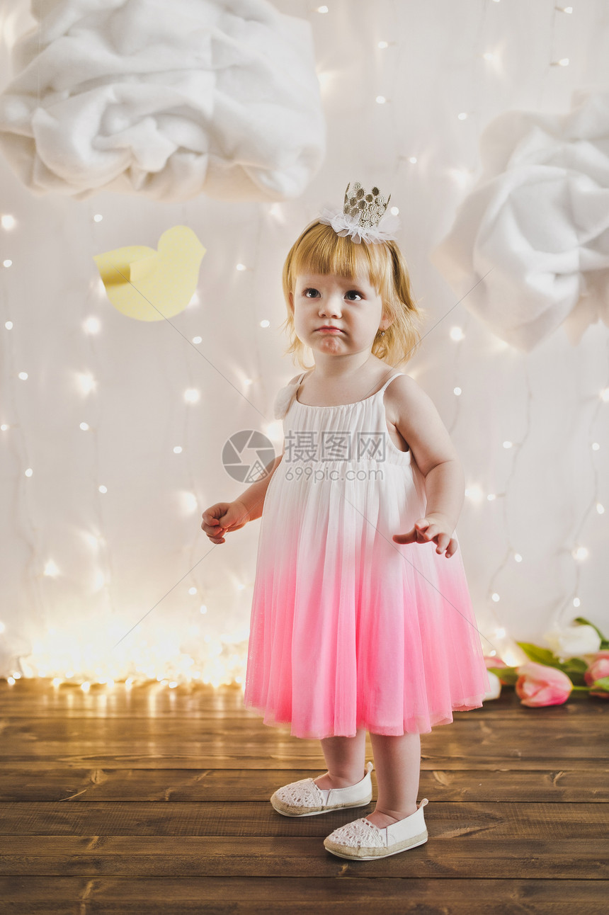 孩子戴着皇冠和粉红色的裙子小公主身着灯光和云彩的537图片
