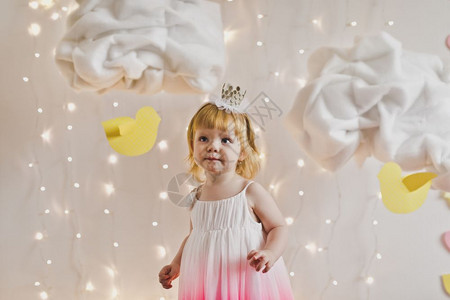 孩子戴着皇冠和粉红色的裙子小公主身处灯光和云彩的538设计图片