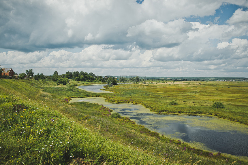 野外的夏季河流风景沼泽的河流过5120号田地图片