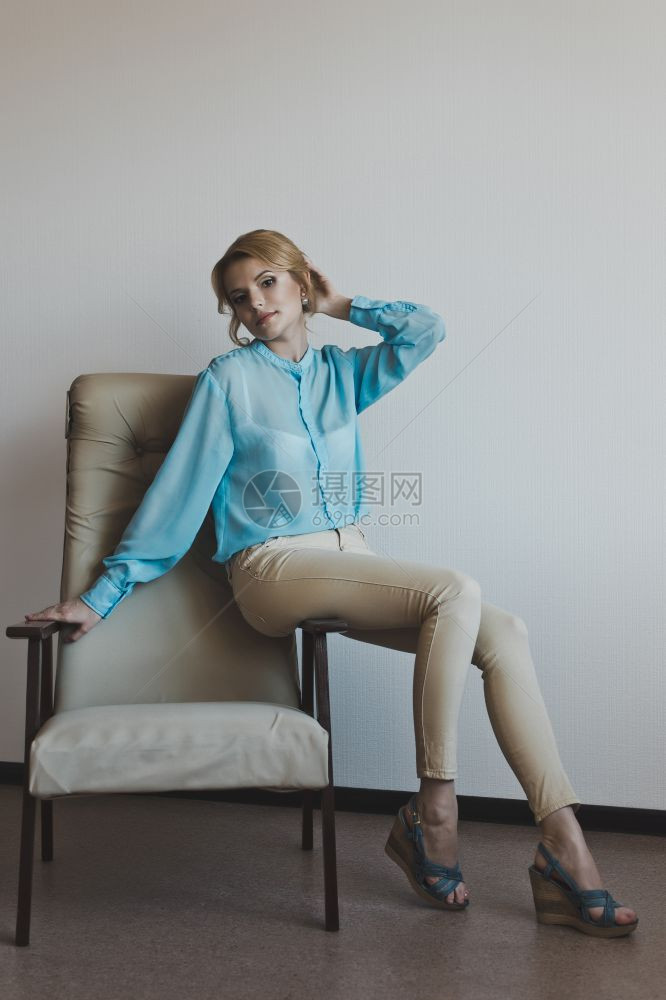坐在椅子上的女孩穿Lilac衬衫5317的女孩肖像图片