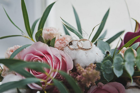 结婚戒指挂在礼花束上珍宝戒指挂在5769花束的叶子上图片
