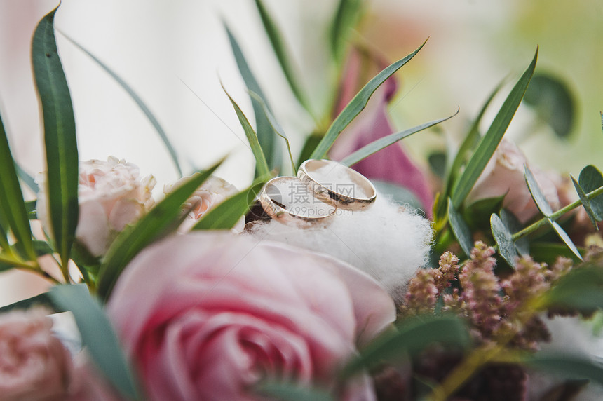 结婚戒指放在礼花束上珍宝戒指在571花束的叶子上图片