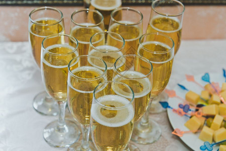 香槟杯的金字塔和奶酪盘子香槟杯金字塔5186葡萄酒图片