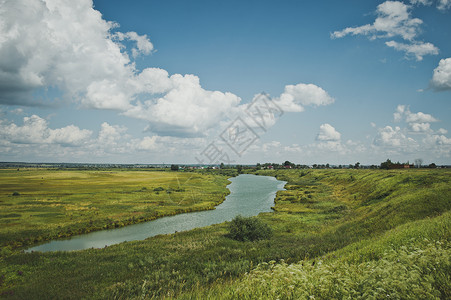 流经田野的潮水夏季512号田地风景图片