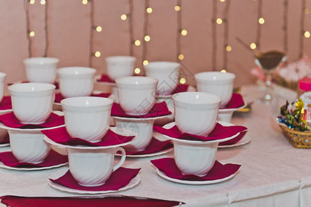 茶会群众的陶器茶叶5739前杯在桌子上图片