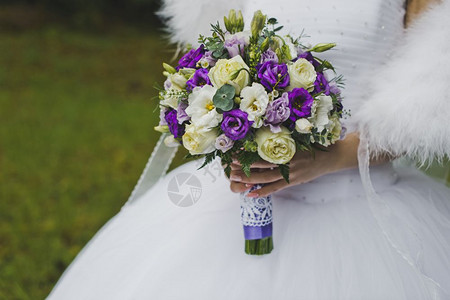 新娘握着一束花新娘拥抱着她手中的花束5627图片