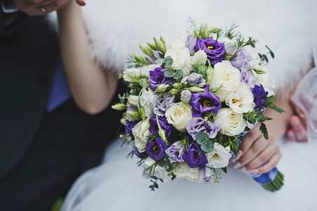 新娘握着一束花新娘拥抱着她手中的花束56图片