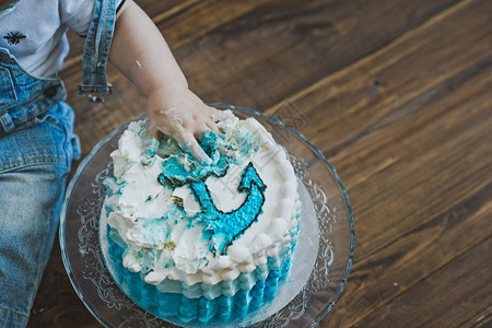 孩子用手吃蛋糕孩子用手吃甜食58图片