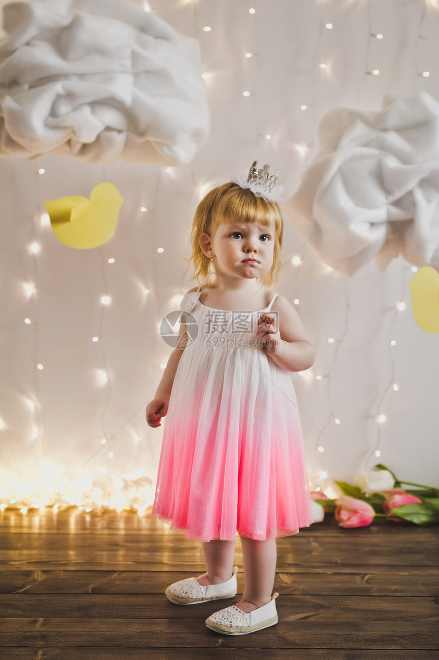 孩子穿着皇冠和粉红色礼服534图片