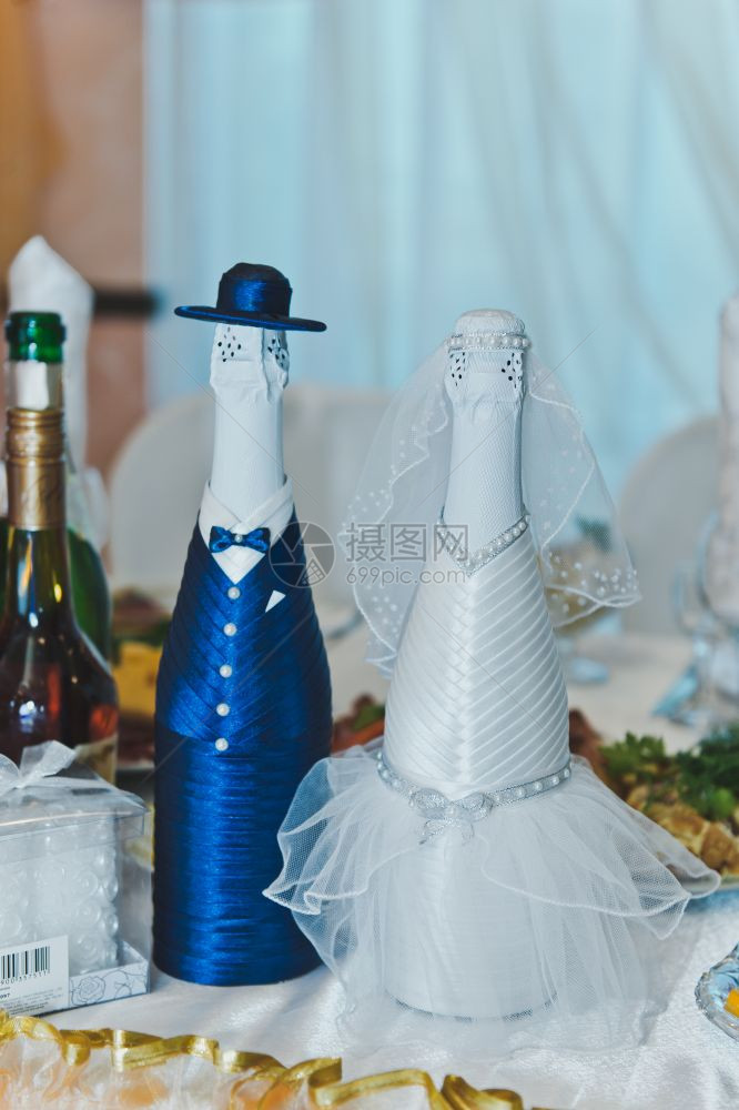 酒瓶在桌子上装饰的香槟酒5190图片