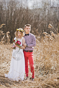 女孩和穿漂亮衣服的男人站在草原5830图片