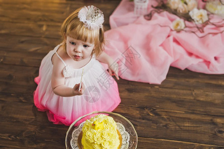 小女孩吃蛋糕在第一个生日540吃蛋糕图片