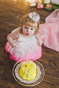 小女孩吃蛋糕在第一个生日5406吃蛋糕图片
