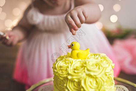 小女孩吃蛋糕在第一个生日5408吃蛋糕图片