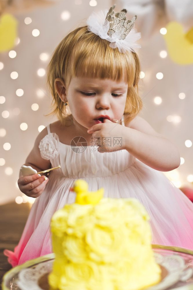 孩子吃蛋糕女在第一个生日5410吃蛋糕图片