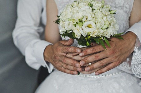 男人和女手握结婚戒指握在519手里图片