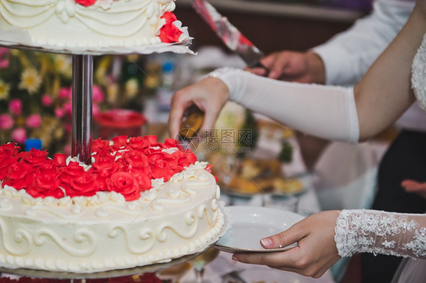 三层蛋糕白色天鹅和玫瑰奶油513的天鹅做婚礼蛋糕图片