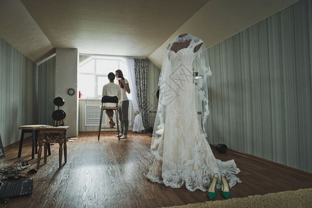 房间里的白色婚纱衣着在架上5698图片