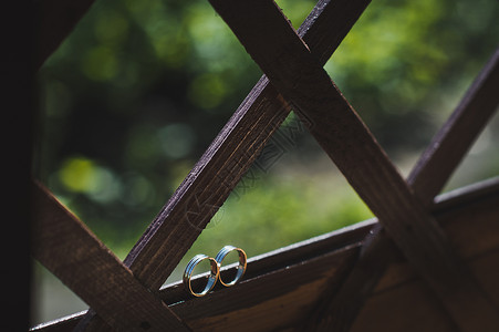 两只新婚夫妇的戒指放在木框上结婚戒指放在一个木盒上502图片