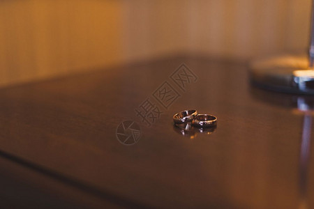 两只戒指在木制桌子上结婚戒指在木制桌子593上图片