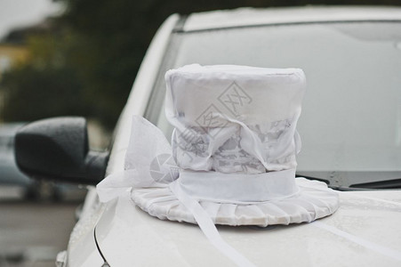 车上的装饰品是帽子车上有白色帽子5672图片