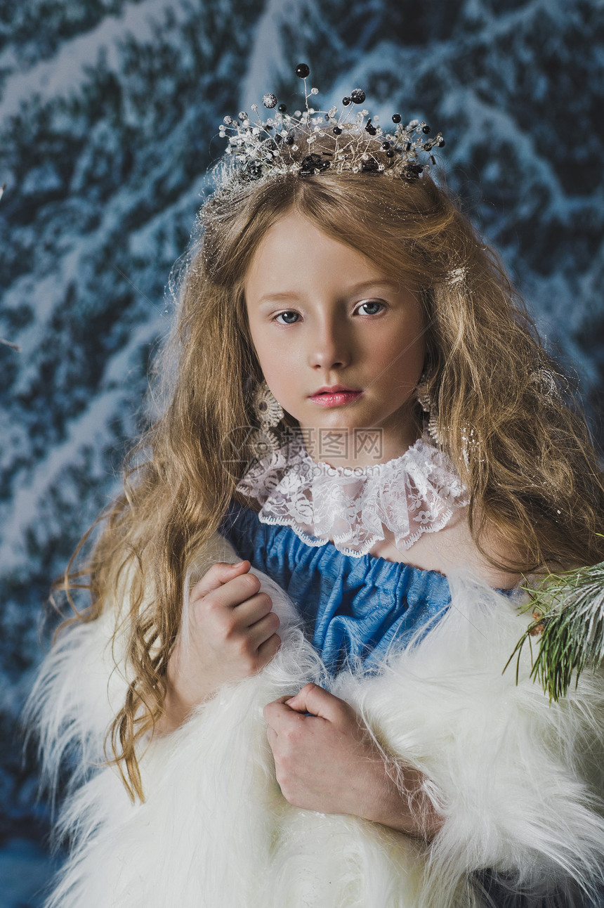 冬季树林中雪女王的肖像冬季树林中婴儿的圣诞肖像4568图片