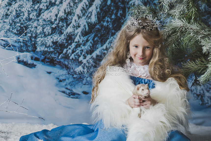 冬季树林中雪女王的肖像4572年冬季树林中婴儿的圣诞肖像图片