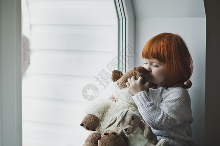 有个女孩和玩具4387一起玩红发图片