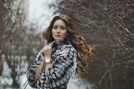 穿着毛皮大衣的漂亮女孩在冬天散步4976图片