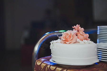 盘子上的蛋糕盛着玫瑰的油蛋糕428图片