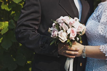 女人拿着一束玫瑰花放在新娘438手里图片